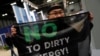 Un activiste à la conférence des Nations Unies sur les changements climatiques (COP25) à Madrid, en Espagne, le 4 décembre 2019. REUTERS / Susana Vera
