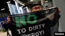Un activiste à la conférence des Nations Unies sur les changements climatiques (COP25) à Madrid, en Espagne, le 4 décembre 2019. REUTERS / Susana Vera