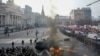 La policía acordona el Congreso, frente al que se reúnen manifestantes antigubernamentales mientras los legisladores debaten un proyecto de ley de reforma promovido por el presidente argentino, Javier Milei, en Buenos Aires, el 12 de junio de 2024.