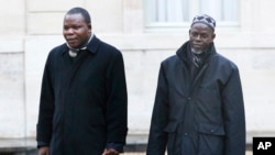 L'archevêque de Bangui, Dieudonné Nzapalainga,(à gauche), et Oumar Kobine Layama, en route pour un entretien avec le président français François Hollande à l'Elysée, à Paris, le jeudi 23 janvier 2014. 