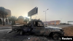Un véhicule incendié à Khartoum, au Soudan, le 26 avril 2023.