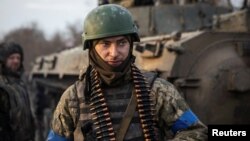 Un militar ucraniano se encuentra en la carretera a las afueras de la ciudad de Bakhmut, en medio del ataque de Rusia a Ucrania, en la región de Donetsk, Ucrania, el 11 de febrero de 2023. REUTERS/Yevhenii Zavhorodnii