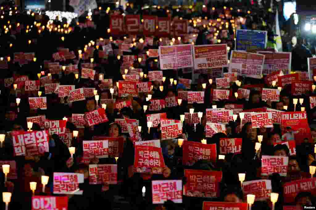 Puluhan ribu warga melakukan aksi unjuk rasa menuntut Presiden Korea Selatan Park Geun-hye untuk meletakkan jabatan secepatnya, dalam aksi di Seoul.