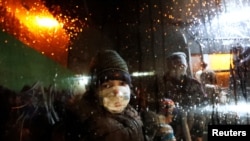 Residentes de la ciudad de Donetsk, en el área de Donbas ocupada por los separatista prorrusos en el este de Ucrania, se preparan para evacuar el 18 de febrero de 2022.