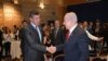 El presidente de Paraguay, Santiago Peña, y el primer ministro israelí, Benjamin Netanyahu, se dan la mano en Jerusalén, el 12 de diciembre de 2024. (Amos Ben-Gershom/GPO vía AP).