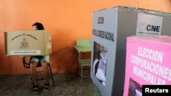 Una mujer vota en las elecciones primarias de Honduras en Tegucigalpa, la capital, 14 de marzo de 2021.