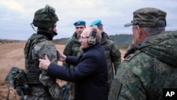 Більше непідготовлених новобранців означатиме більші воєнні втрати, що врешті змусить Кремль піти на непопулярні кроки – провести масову мобілізацію, вважають естонські експерти. (Mikhail Klimentyev, Sputnik, Kremlin Pool Photo via AP)