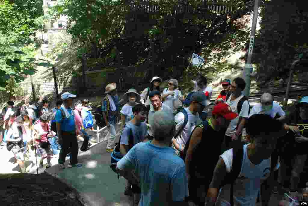 民主登高日參加者約15人分為一小組,測試一旦佔中發生,小隊分散運作的安排及通訊(美國之音湯惠芸拍攝)