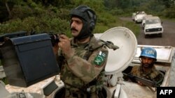 Les soldats de la Monusco patrouillent le long de la principale route d'accès au parc national Kahuzi-Biega dans la province du RDCongo, au Sud Kivu, le 27 septembre 2005