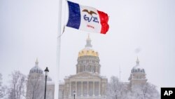 ARCHIVO: Una nevada cae sobre el Capitolio Estatal en Des Moines, Iowa, el 9 de enero de 2024.