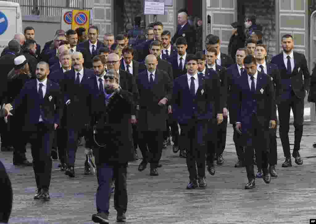 'Yan wasan kungiyar Fiorentina su na isa wurin addu'ar jana'izar kyaftin dinsu, Davide Astori, a Florence, Italiya, Alhamis 8 Maris 2018. An tsinci gawar kyaftin din na Fiorentina a dakinsa na hotel din da suka sauka don wasa da Udinese, kuma ana jin cewa zuciyarsa ce ta daina bugawa. (AP Photo/Alessandra Tarantino)