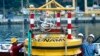 Para insinyur memuat alat deteksi tsunami buoy ke kapal Baruna Jaya I untuk uji coba sebelum dipasang di Ocean 241 km (150 miles) dari pelabuhan Merak di Banten, 10 April 2007. (Foto:dok/Reuters)