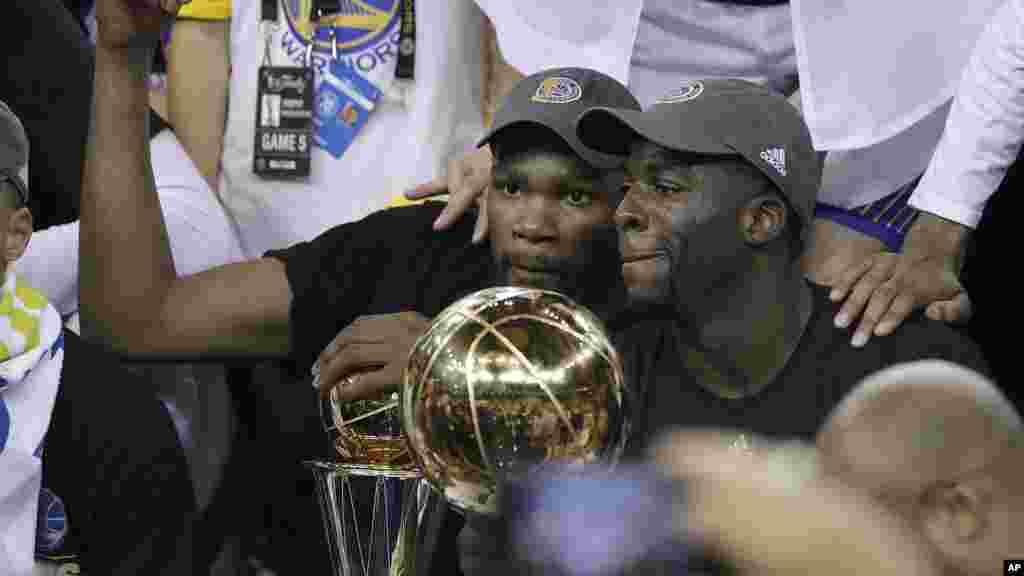  Kevin Durant, et Draymond Green célèbrent leur titre à Oakland, en Californie, le 12 juin 2017.