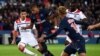 L'attaquant du PSG, Kylian Mbappe (2ndR), affronte le milieu de terrain français du Lyonnais Houssem Aouar (à g à OL) le 7oct 18