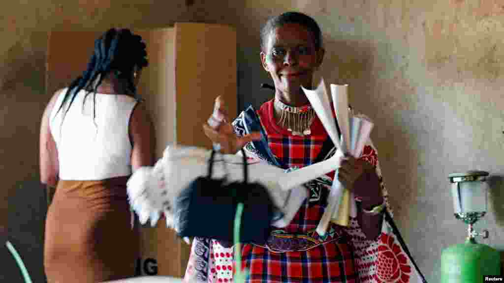 Une femme vote lors de la présidentielle dans un bureau de vote de l'école primaire d'Olepolos à Kisamis, au Kenya, le 8 août 2017.
