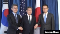 國務院負責北韓與日本事務的副助理國務卿尹汝尚(中)周一在美國國務院與日、韓官員。