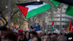 ARCHIVO - Un niño ondea una bandera palestina en Barcelona, España, el 20 de enero de 2024. Los países de la Unión Europea, España e Irlanda, así como Noruega, anunciaron el miércoles fechas para reconocer a Palestina como estado.