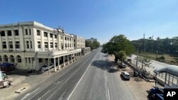 Un tramo de una popular avenida de Rangún, Myanmar, se observa vacía el 1 de febrero de 2022, en el primer aniversario del golpe militar contra el gobierno democráticamente elegido en el país del Sureste de Asia.