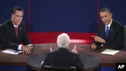 Baik Mitt Romney (kiri) maupun Presiden Barack Obama (kanan) mengemukakan argumen dan informasi yang tidak akurat dalam debat Capres Senin malam (22/10).