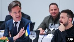 Генеральный секретарь НАТО Марк Рютте и президент Украины Владимир Зеленский. На заднем плане – глава Офиса президента Украины Андрей Ермак. Брюссель, штаб-квартира НАТО