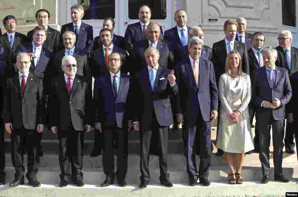 Iraqi President Fuad Masum (2nd left), French President Francois Hollande (3rd left), French Foreign Minister Laurent Fabius (center) and U.S. Secretary of States John Kerry (3rd right) and other participants at the International Conference on Peace and Security in Iraq, at the Quai d'Orsay, in Paris, Sept. 15, 2014.