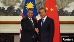 中國外長王毅在北京釣魚台國賓館會晤到訪的馬來西亞外長賽夫丁·阿卜杜拉。 （2019年9月12日）