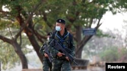 Penjaga perbatasan Thailand berjalan berpatroli di perbatasan Myanmar di Mae Sot, Thailand, 18 Maret 2021. (Foto: REUTERS/Soe Zeya Tun)