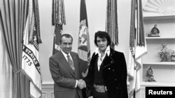 Predsednik Ričard Nikson rukuje se sa Elvisom Prislijem u Ovalnoj kancelariji u Vašingtonu, u decembru 1970.