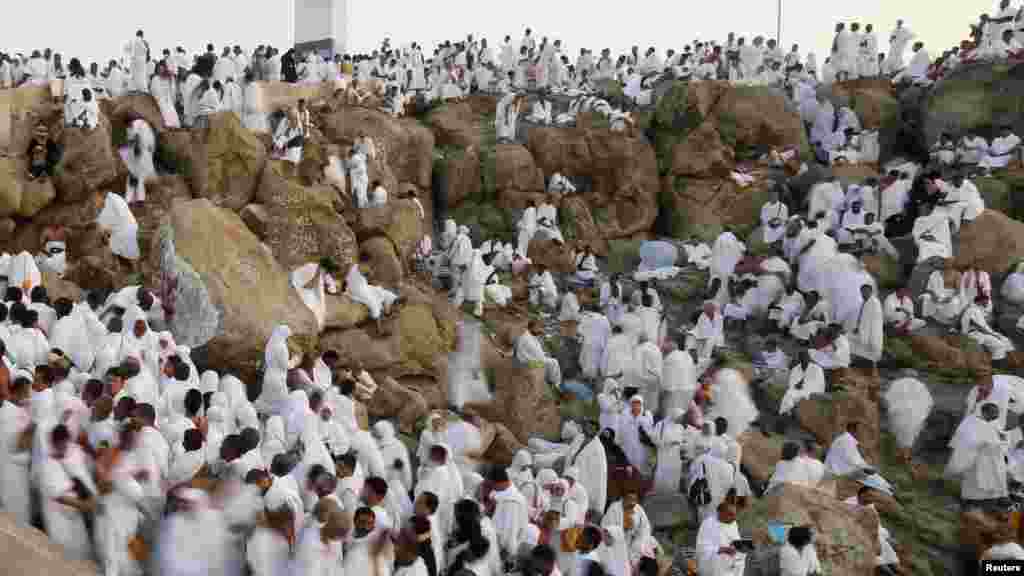 Mahajjata sun taru yin adu'a, a dutsen rahama, a lokacin Hajjin bana 3, ga Oktoba 2014.