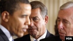 Presiden AS Barack Obama berbicara dengan anggota Kongres Demokrat, Steny Hoyer disaksikan Ketua DPR John Boehner (foto: dok.).