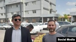 Türk fəallar Vədud Əsədi (solda) və Yaşar Nikru Rəşt İnqilab Məhkəməsinin qarşısında.