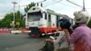 Kereta melintas di palang pintu Lempuyangan, Yogyakarta, Rabu 1 April 2020. Moda transportasi ini biasanya menjadi pilihan pemudik. (Foto: VOA/Nurhadi)