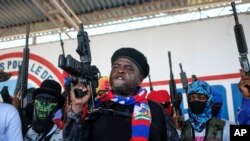 ARCHIVES - Le chef du gang "G9 et Famille", Jimmy Cherizier, plus connu sous le nom de Barbecue, dirige une marche contre les enlèvements, dans le quartier de La Saline à Port-au-Prince, Haïti, le 22 octobre 2021.
