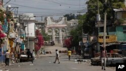 Transeúntes camina por una calle vacía cerca de la Catedral de Puerto Príncipe destruida por el terremoto de 2010, el 25 de marzo de 2024.