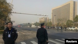 山西太原爆炸案发生后，警察守在中共山西省委大楼附近。（2013年11月6日）
