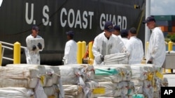 美國海岸警衛隊員正在卸載從洪都拉斯加勒比海沿岸截獲的大約7.5噸可卡因 (2011年8月2日)
