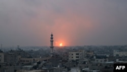 Fotografía tomada desde Rafah, en el sur de la Franja de Gaza, del 5 de diciembre de 2023, muestra una explosión en Khan Yunis mientras continúan las batallas entre Israel y los militantes de Hamás. 