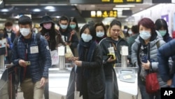 在台北一捷運站裡戴著口罩的台灣民眾。 （2020年1月28日）