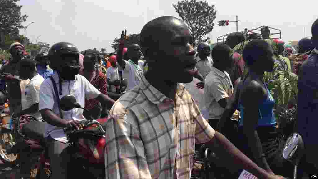 Une manifestation des partisans de Kizza Besigye dispersée par la police à Kampala, Ouganda, 15 février 2016. 
