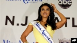 Nina Davuluri adalah perempuan Amerika keturunan India pertama yang memenangkan kontes 'Miss America' (15/9). 