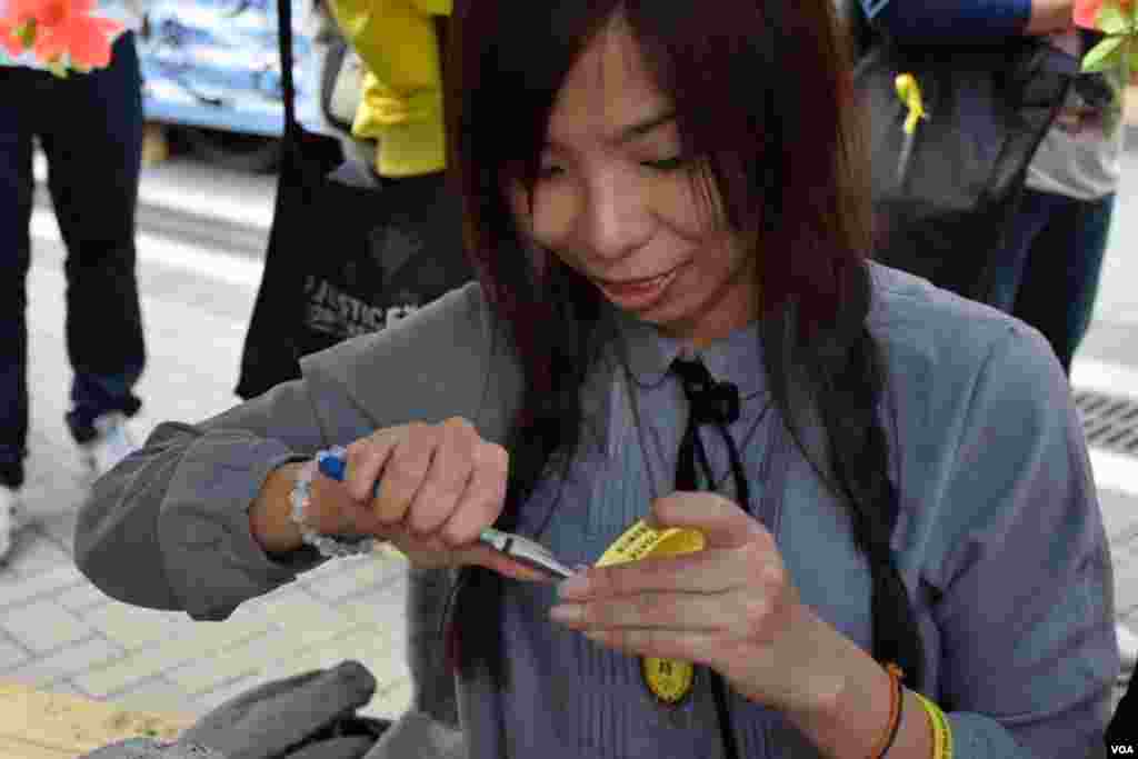添美藝墟發言人洪小姐表示,希望將勵志的歌詞融入吊咀等手作飾物,讓港人在日常生活延續雨傘運動精神 (美國之音湯惠芸拍攝)