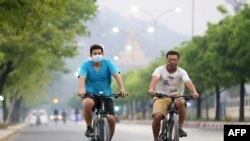  နှာခေါင်းစည်းတပ်ထားတဲ့ အမျိုးသား နှစ်ဦးကို မန္တလေးမြို့မှာ တွေ့ရ (ဧပြီ ၀၇၊ ၂၀၂၀)