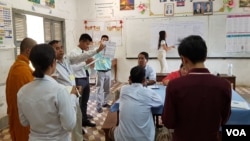 រូបឯកសារ៖ ក្រុមមន្ត្រីរៀបចំការបោះឆ្នោត បានប្រមូល និងរាប់សន្លឹកឆ្នោត នៅការិយាល័យបោះឆ្នោតក្នុងអនុវិទ្យាល័យសោ ហឺ ក្នុងសង្កាត់ស្វាយប៉ោ ក្រុងបាត់ដំបង នៅថ្ងៃទី៤ ខែមិថុនា ឆ្នាំ២០១៧។ (អ៊ិត សូធឿត/វីអូអេ)