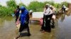 Des personnes pataugent dans les eaux de crue près du Nil, dans la banlieue de Khartoum, au Soudan, le 2 septembre 2019.