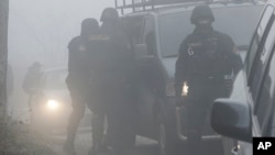 Polisi Bosnia mengamankan kawasan di pinggiran kota Sarajevo dalam sebuah razia yang menargetkan tersangka yang diduga memiliki kaitan dengan ISIS di Sarajevo, Bosnia, Selasa, 22 Desember 2015.