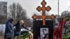 Madre de Navalny acude al cementerio un día después de su multitudinario entierro en Moscú