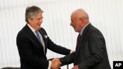 El presidente de Brasil, Luiz Inácio Lula da Silva, estrecha la mano del presidente de Ecuador, Guillermo Lasso, durante una reunión bilateral en el palacio Itamaraty, el día después de la investidura de Lula en Brasilia, Brasil, el 2 de enero de 2023.