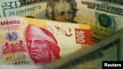 El peso mexicano volvió a caer ante el dólar el 18 de agosto de 2022.