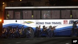 8月23日菲律宾警方正试图救出被扣押在大客车里的香港游客