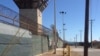Pogled spolja na Kamp 6 pritvornog centra u američkoj bazi u Zalivu Gvantanamo na Kubi 